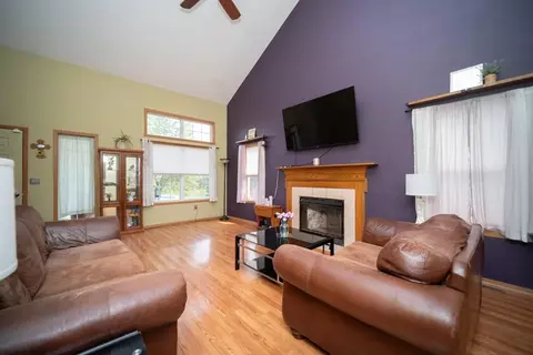 Living - 623 Valley View Dr, Pecatonica, IL 61063 photo 3 of 6