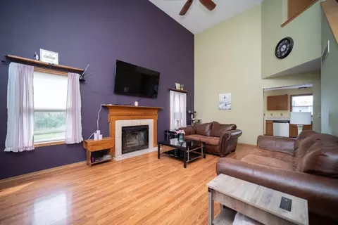 Living - 623 Valley View Dr, Pecatonica, IL 61063 photo 2 of 6