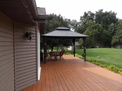 Exterior - 538 Sandra Cir, Freeport, IL 61032 photo 2 of 9
