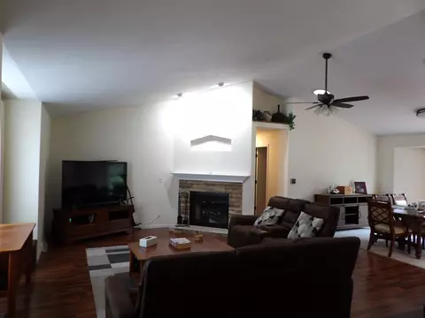 Living - 538 Sandra Cir, Freeport, IL 61032 photo 2 of 4