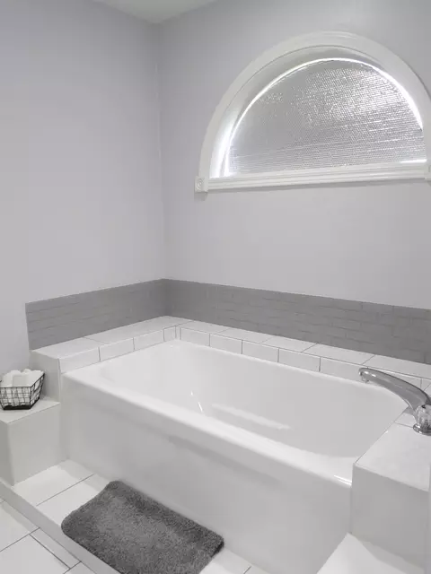 Bath - 538 Sandra Cir, Freeport, IL 61032 photo 5 of 8