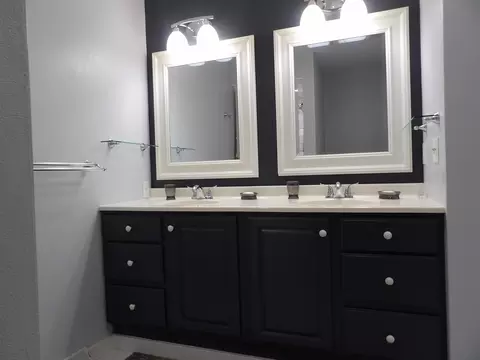 Bath - 538 Sandra Cir, Freeport, IL 61032 photo 2 of 8