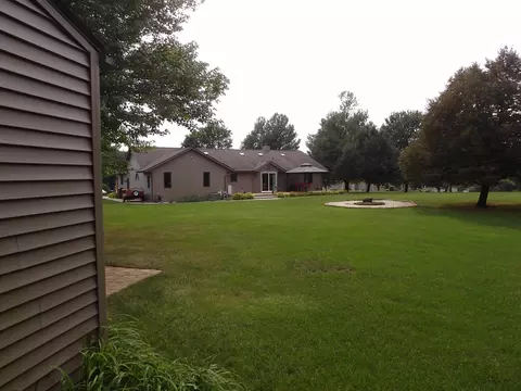 Exterior - 538 Sandra Cir, Freeport, IL 61032 photo 7 of 9