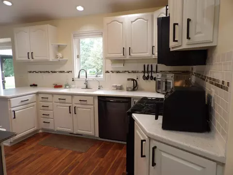 Kitchen - 538 Sandra Cir, Freeport, IL 61032 photo 2 of 2