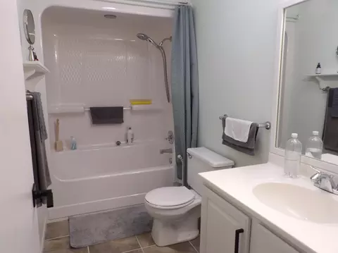 Bath - 538 Sandra Cir, Freeport, IL 61032 photo 6 of 8