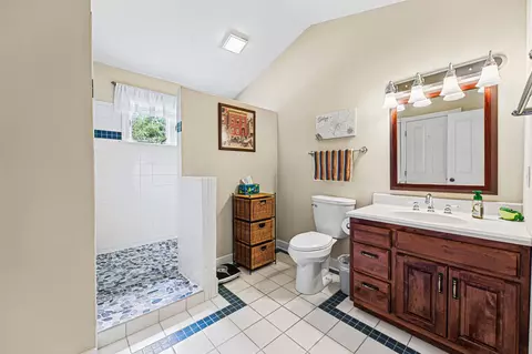 Bath - 44 E Point Dr, Galena, IL 61036 photo 3 of 7