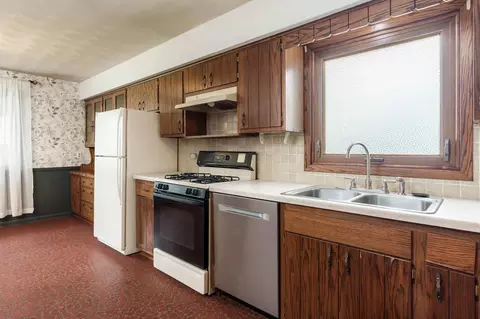 Kitchen - 1507 Gorham Pl, Rockford, IL 61107 photo 3 of 7