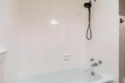 Bath - 1507 Gorham Pl, Rockford, IL 61107 photo 2 of 3