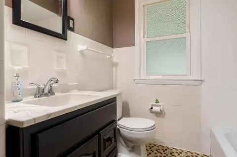 Bath - 1507 Gorham Pl, Rockford, IL 61107 photo 1 of 3