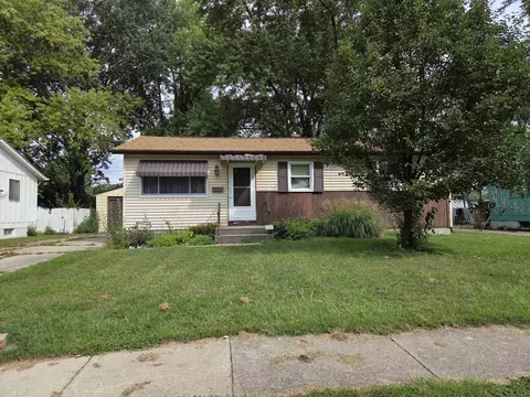 1010 Kingsley Dr, Machesney Park, IL 61115