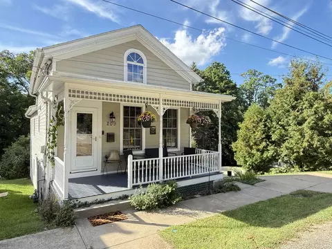 209 S West St, Galena, IL 61036