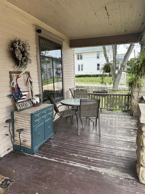 Exterior - 203 E Jefferson St, Freeport, IL 61032 photo 4 of 7