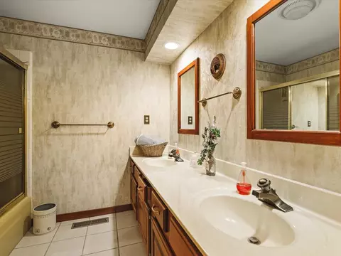 Bath - 7380 Kinnikinnick Dr, Roscoe, IL 61073 photo 4 of 4