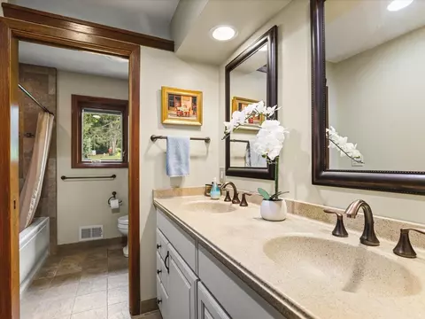 Bath - 7380 Kinnikinnick Dr, Roscoe, IL 61073 photo 1 of 4