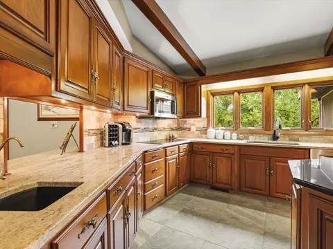 Kitchen - 7380 Kinnikinnick Dr, Roscoe, IL 61073 photo 7 of 11
