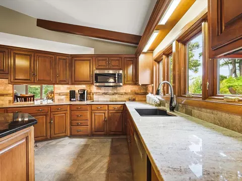 Kitchen - 7380 Kinnikinnick Dr, Roscoe, IL 61073 photo 6 of 11