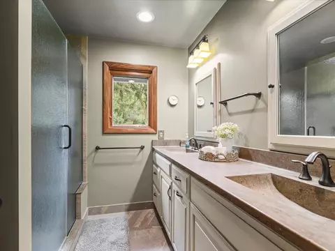 Bath - 7380 Kinnikinnick Dr, Roscoe, IL 61073 photo 3 of 4