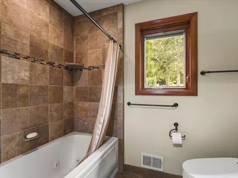 Bath - 7380 Kinnikinnick Dr, Roscoe, IL 61073 photo 2 of 4