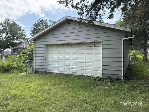 Exterior - 620 W Ringold St, Freeport, IL 61032 photo 4 of 4