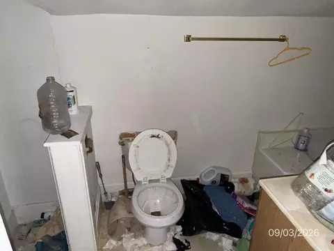 Bath - 620 W Ringold St, Freeport, IL 61032 photo 2 of 2