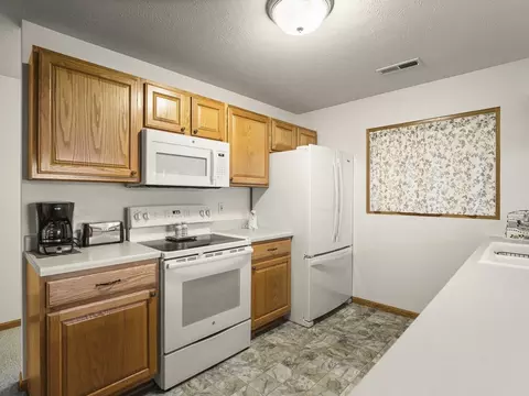 Kitchen - 5632 Andrews Dr, Roscoe, IL 61073 photo 3 of 4