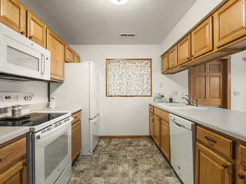 Kitchen - 5632 Andrews Dr, Roscoe, IL 61073 photo 2 of 4