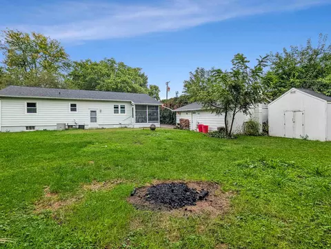 Exterior - 1414 Nan St, Dixon, IL 61021 photo 4 of 5