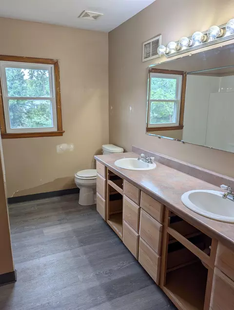 Bath - 1414 Nan St, Dixon, IL 61021 photo 1 of 2