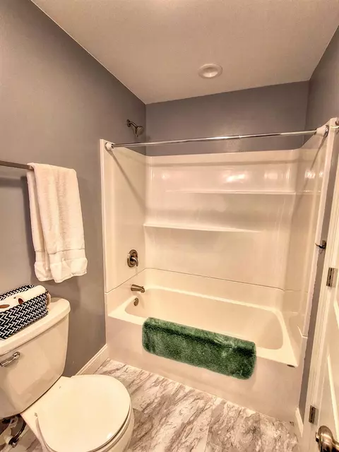 Bath - 23-37 Broadview, Lanark, IL 61046 photo 6 of 6