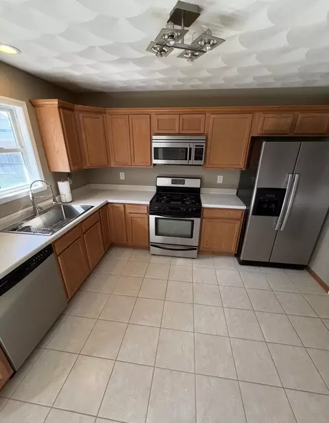 Kitchen - 628 Overture Way, Roscoe, IL 61073 photo 2 of 2