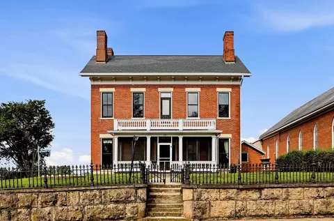 129 S High St, Galena, IL 61036