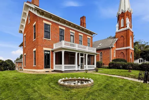 129 S High St, Galena, IL 61036