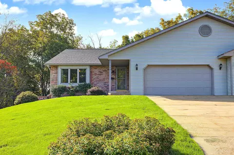 809 Shadow Bluff Dr, Galena, IL 61036