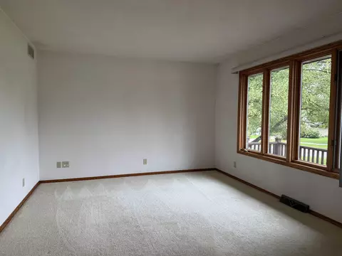 Living - 508 N Winchester Dr, Freeport, IL 61032 photo 2 of 3