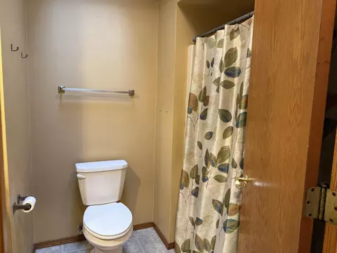 Bath - 508 N Winchester Dr, Freeport, IL 61032 photo 2 of 3