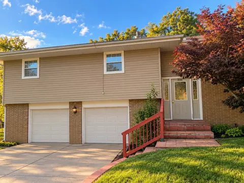 221 Dempster Rd, Rockford, IL 61101