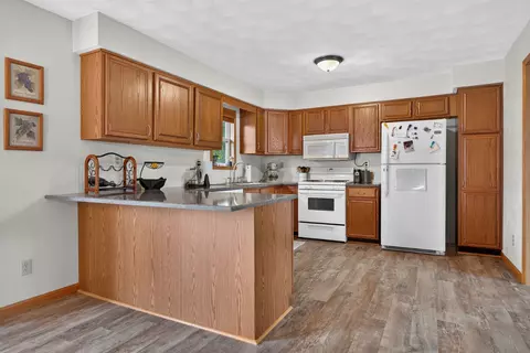 Kitchen - 524 Merilot Dr, Roscoe, IL 61073 photo 2 of 2