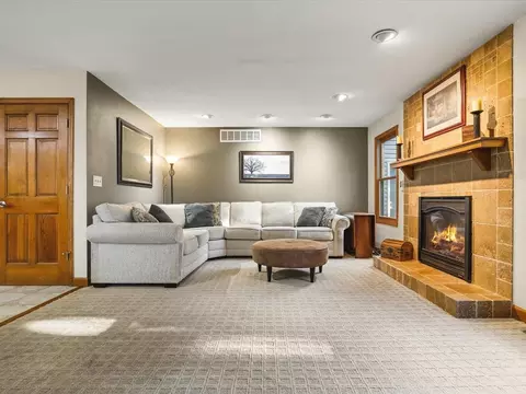 Living - 7511 Grace Dr, Roscoe, IL 61073 photo 2 of 6