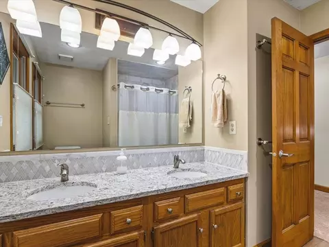 Bath - 7511 Grace Dr, Roscoe, IL 61073 photo 7 of 7