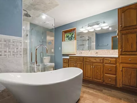 Bath - 7511 Grace Dr, Roscoe, IL 61073 photo 2 of 7