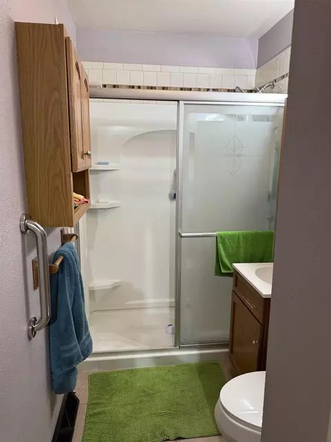 Bath - 1404 Winter Dr, Freeport, IL 61032 photo 1 of 4