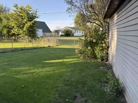Exterior - 1404 Winter Dr, Freeport, IL 61032 photo 4 of 6
