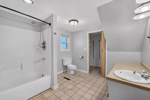 Bath - 16108 Anderson Rd, Pecatonica, IL 61063 photo 2 of 3