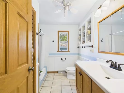 Bath - 406 N Oak Ln, Dixon, IL 61021 photo 2 of 5