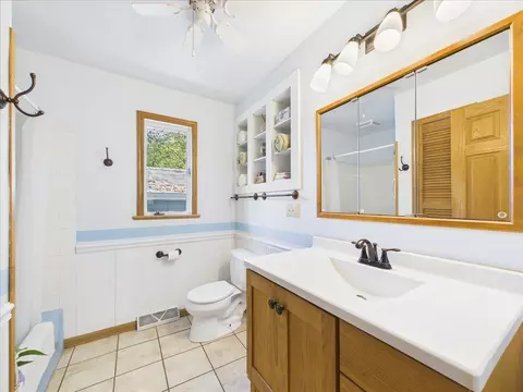 Bath - 406 N Oak Ln, Dixon, IL 61021 photo 1 of 5