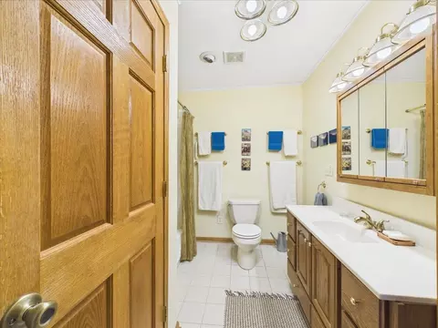 Bath - 406 N Oak Ln, Dixon, IL 61021 photo 3 of 5