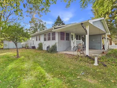 Exterior - 406 N Oak Ln, Dixon, IL 61021 photo 17 of 19