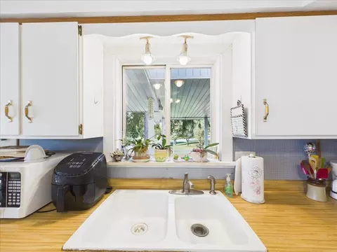 Kitchen - 406 N Oak Ln, Dixon, IL 61021 photo 4 of 4