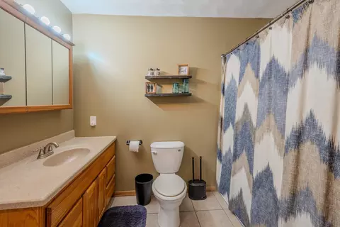Bath - 1733 Lake Summerset Rd, Lake Summerset, IL 61019 photo 2 of 3