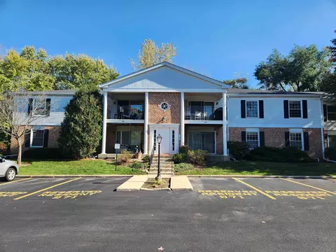 971 Golf Course Unit Apt 4 Rd, Crystal Lake, IL 60014